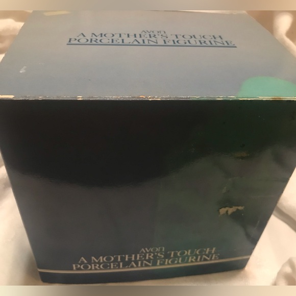 Avon A Mother’sTouch Porcelain Figure - Picture 4 of 5